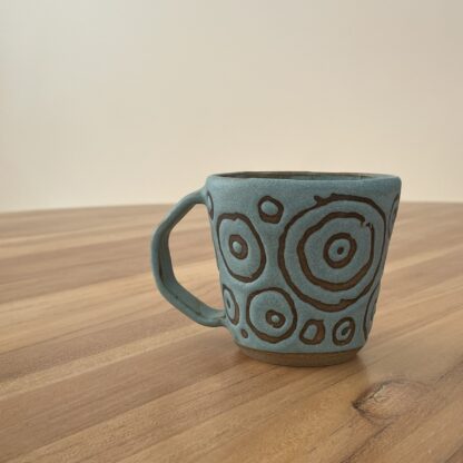 Turqouise mug, masked circles pattern - Image 2