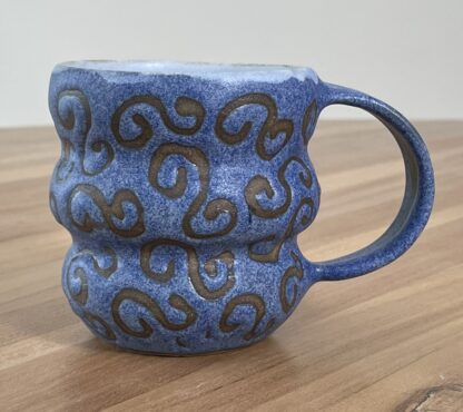 Blue wavy mug, masked swiggly pattern