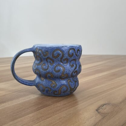 Blue wavy mug, masked swiggly pattern - Image 2