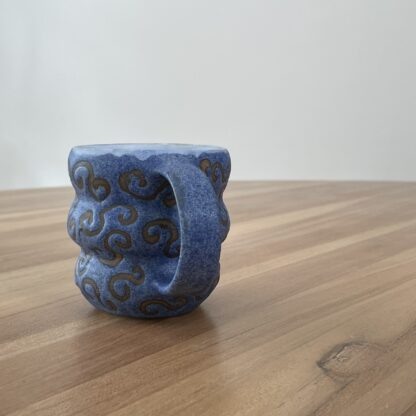 Blue wavy mug, masked swiggly pattern - Image 3