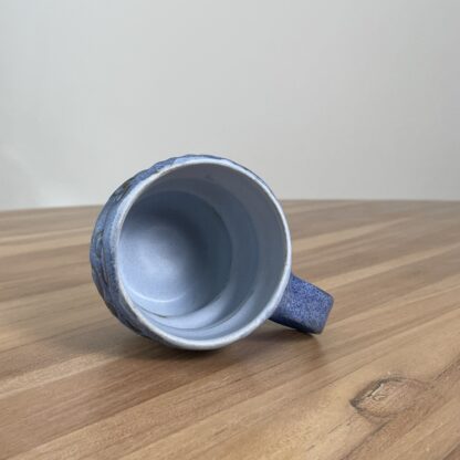 Blue wavy mug, masked swiggly pattern - Image 4