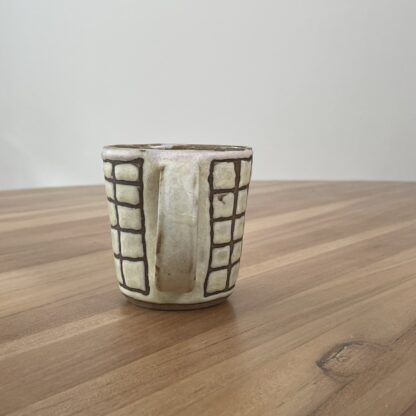 Yellow mug, masked checked pattern - Image 3