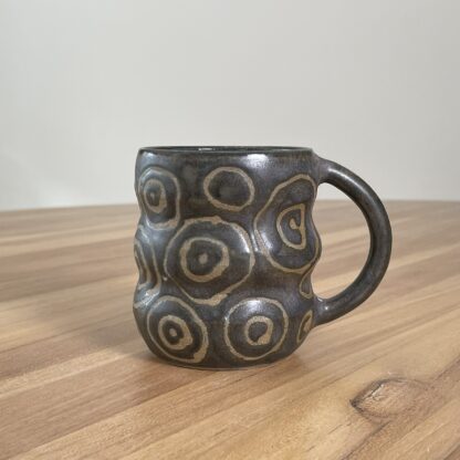 Graphite wavy mug, masked circle pattern - Image 2