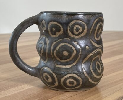 Graphite wavy mug, masked circle pattern