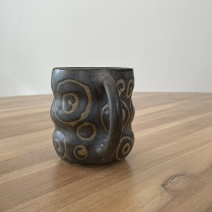 Graphite wavy mug, masked circle pattern - Image 3