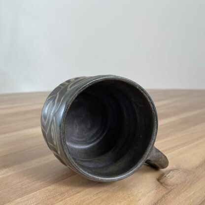 Graphite wavy mug, masked circle pattern - Image 4