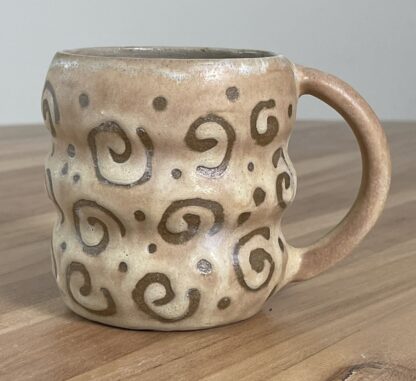 Beige wavy mug, masked swiggly pattern