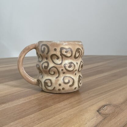 Beige wavy mug, masked swiggly pattern - Image 2