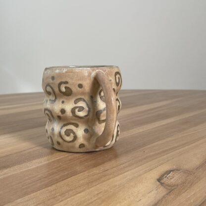 Beige wavy mug, masked swiggly pattern - Image 3