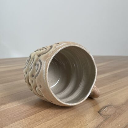 Beige wavy mug, masked swiggly pattern - Image 4