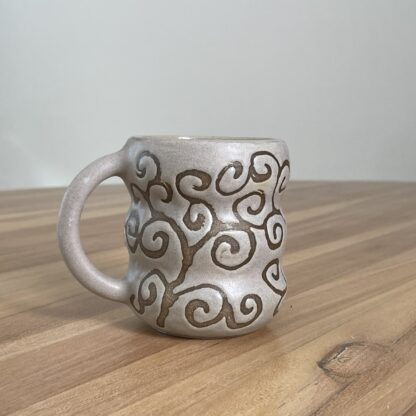 Grey wavy mug, masked swiggly pattern - Image 2