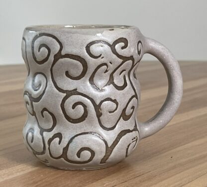 Grey wavy mug, masked swiggly pattern