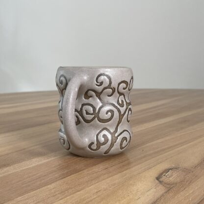 Grey wavy mug, masked swiggly pattern - Image 3