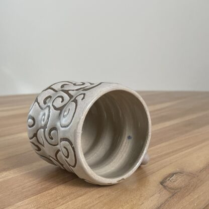 Grey wavy mug, masked swiggly pattern - Image 4