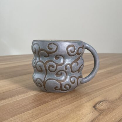 Pinkish-grey wavy mug, masked swiggly pattern - Image 2