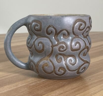 Pinkish-grey wavy mug, masked swiggly pattern