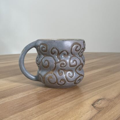 Pinkish-grey wavy mug, masked swiggly pattern - Image 3