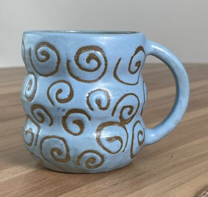 Sky blue wavy mug, masked swiggly pattern