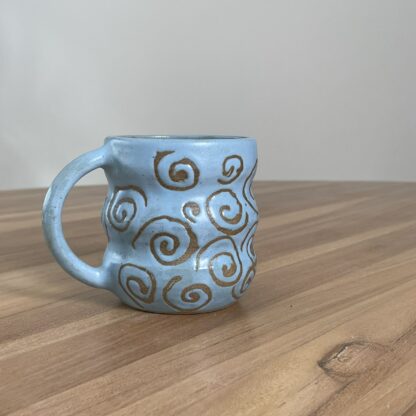 Sky blue wavy mug, masked swiggly pattern - Image 2