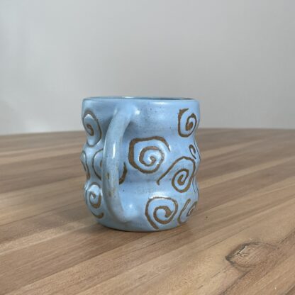 Sky blue wavy mug, masked swiggly pattern - Image 3