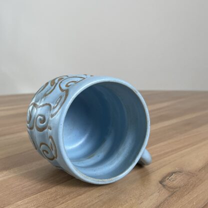 Sky blue wavy mug, masked swiggly pattern - Image 4