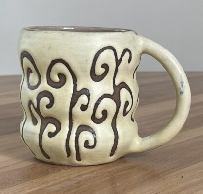 Light yellow wavy mug, masked swiggly pattern