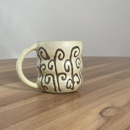 Light yellow wavy mug, masked swiggly pattern - Image 2