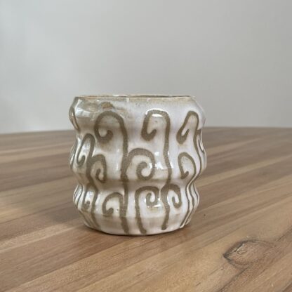 Cream wavy tumbler, masked swiggly pattern - obrazek 2