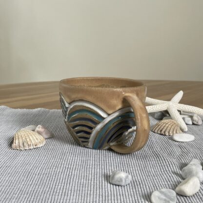 Sea-inspired beach mug, carved waves (4) - Image 4