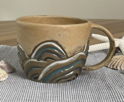 Sea-inspired beach mug, carved waves (10)