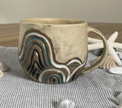 Sea-inspired beach mug, carved waves (11)