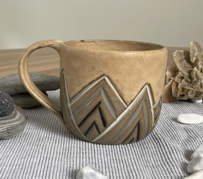 Mountains-inspired mug, carved peaks (1)