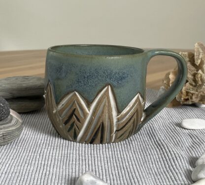 Mountains-inspired mug, carved peaks (2)