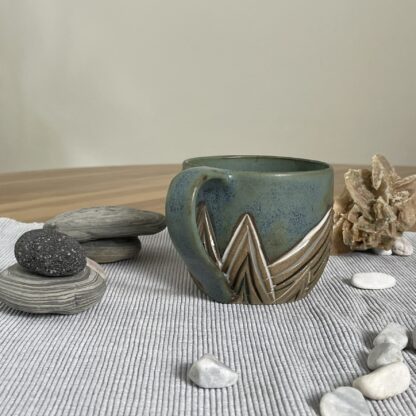 Mountains-inspired mug, carved peaks (2) - Image 3