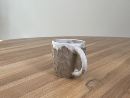 Mug with white glaze and carved into hewn-like pattern - Image 13