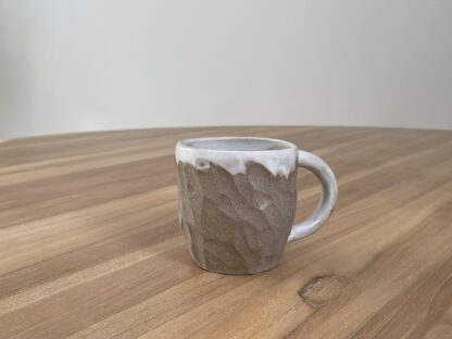 Mug with white glaze and carved into hewn-like pattern - Image 12