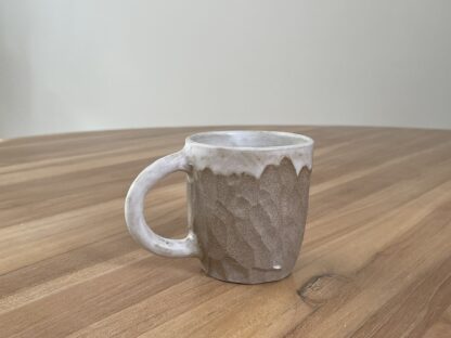 Mug with white glaze and carved into hewn-like pattern - Image 10