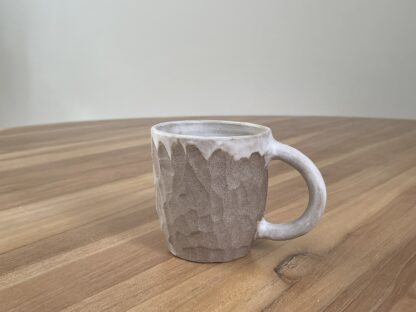 Mug with white glaze and carved into hewn-like pattern - Image 9