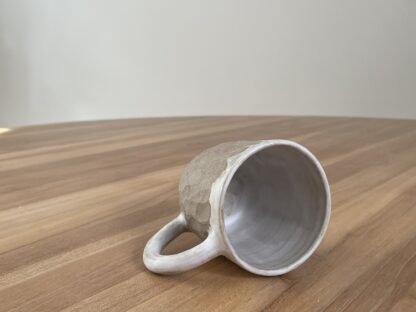 Mug with white glaze and carved into hewn-like pattern - Image 7