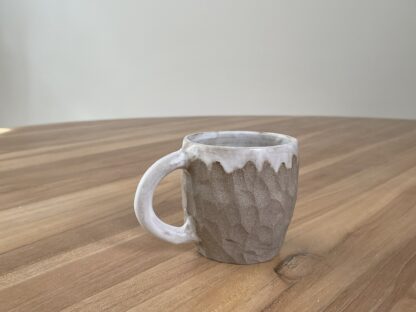 Mug with white glaze and carved into hewn-like pattern - Image 6