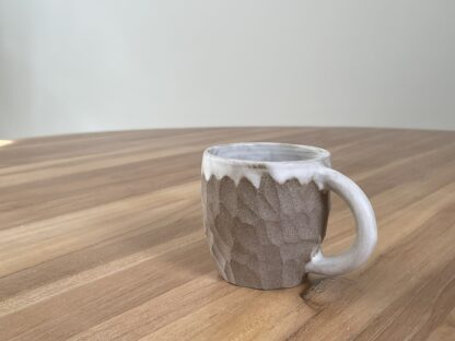 Mug with white glaze and carved into hewn-like pattern - Image 5