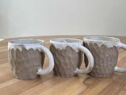 Mug with white glaze and carved into hewn-like pattern - Image 2