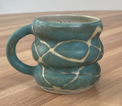 Jeans-blue wavy mug, masked swiggly pattern