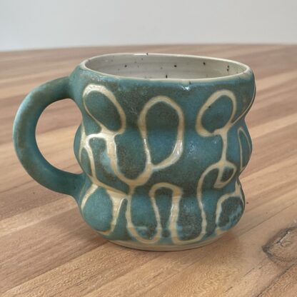 Jeans-blue wavy mug, masked swiggly pattern (2)