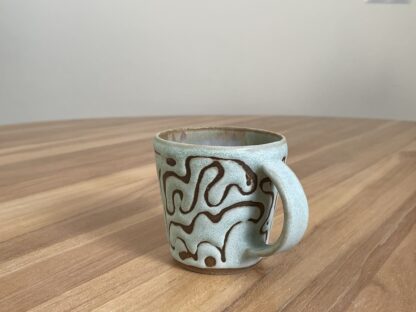 Green mug, masked swirly pattern - Image 3