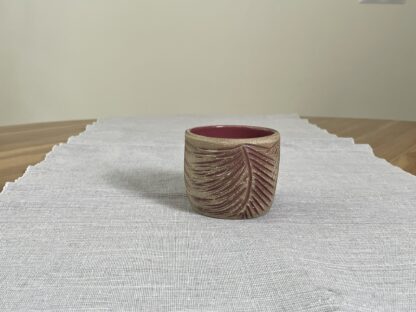 Toffee tumbler with feather-like carvings - Image 2