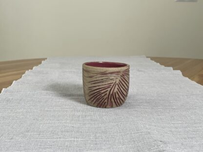 Toffee tumbler with feather-like carvings - Image 3