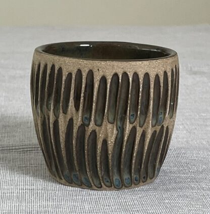 Toffee tumbler with striped carvings