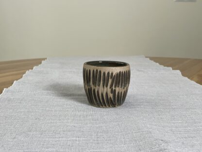 Toffee tumbler with striped carvings - Image 2