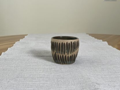 Toffee tumbler with striped carvings - Image 3